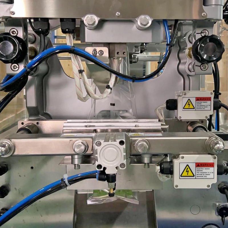 200g 500g 粒子を梱包する機械 フルオートマティック VFFS 重量シール ポケットバッグ 梱包 キャンディ スナック 窒素 梱包 機械