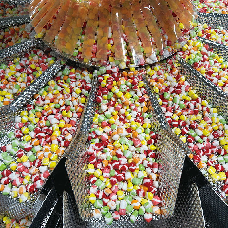 200g 500g 粒子を梱包する機械 フルオートマティック VFFS 重量シール ポケットバッグ 梱包 キャンディ スナック 窒素 梱包 機械